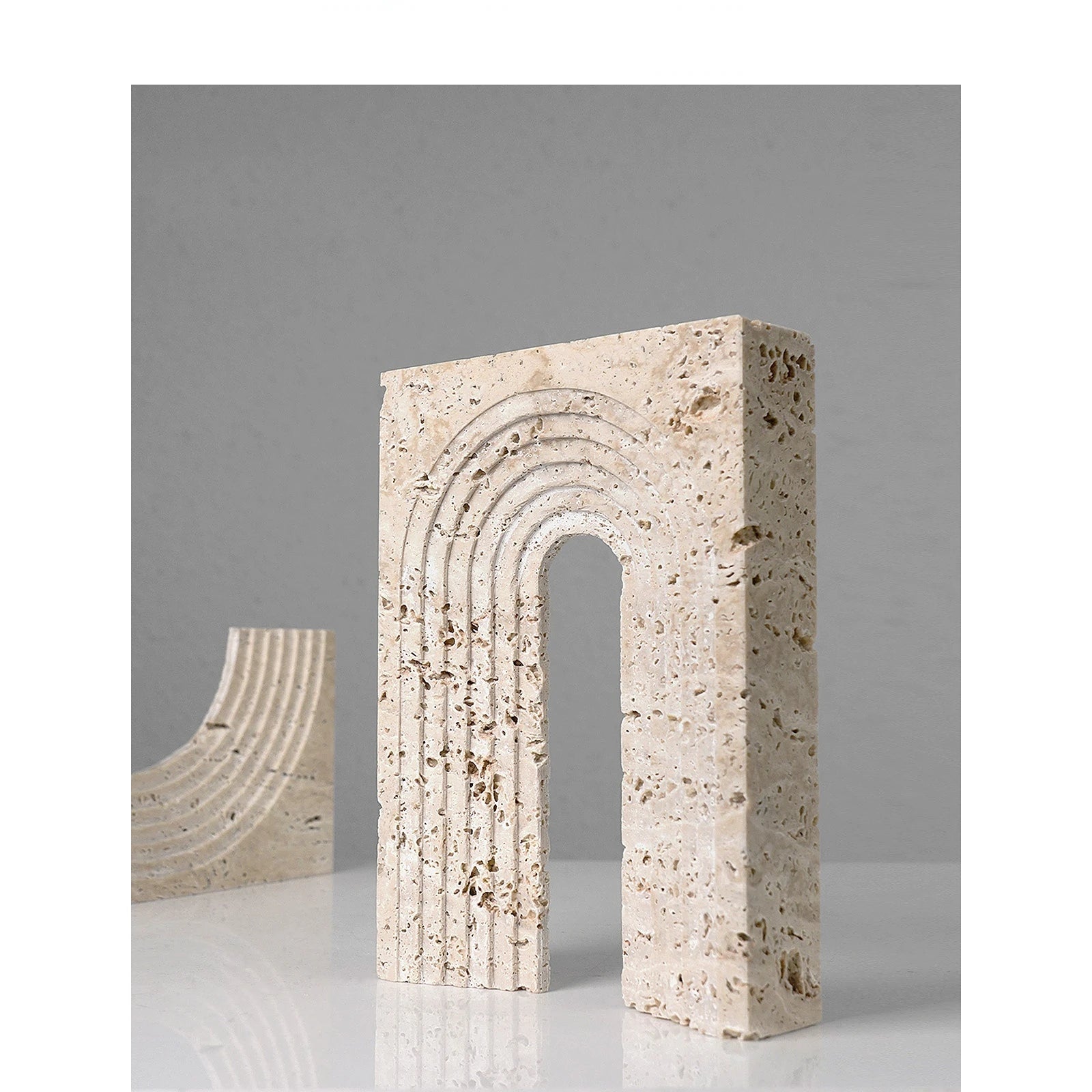 Travertiinista veistetty kuviointi geometrisia koristeita