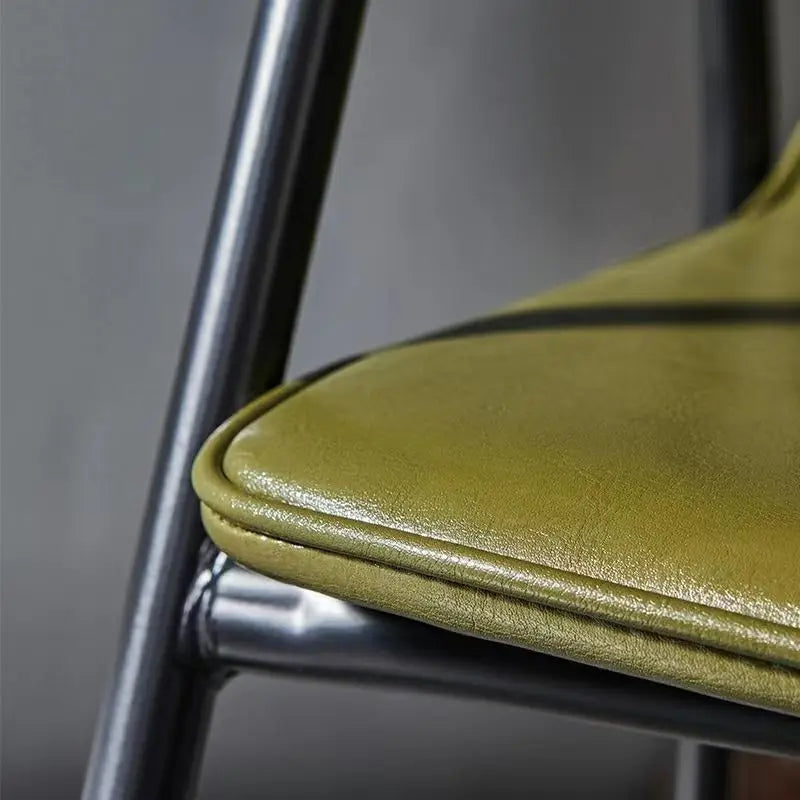 Ensiluokkaiset skandinaaviset nahkaiset ruokapöydän tuolit - modernia pohjoismaista muotoilua