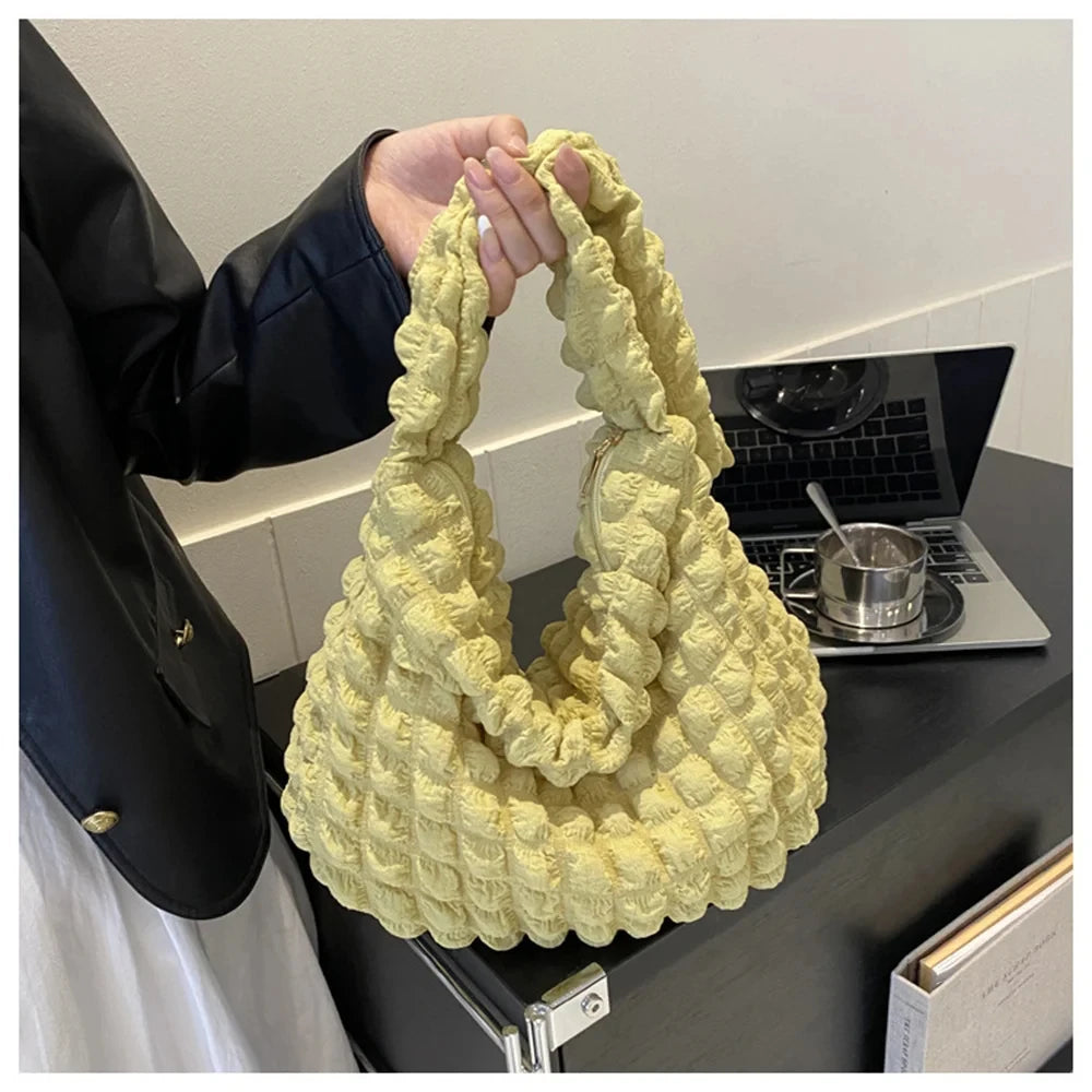 Olkalaukku laskostetulla kuviolla - Kirjailtu ruudullinen olkalaukku naisille