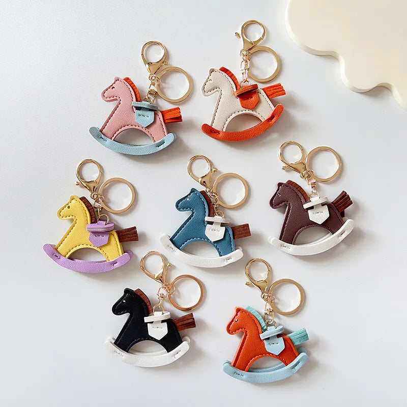 Ylellinen nahkainen keinuhevonenriipus