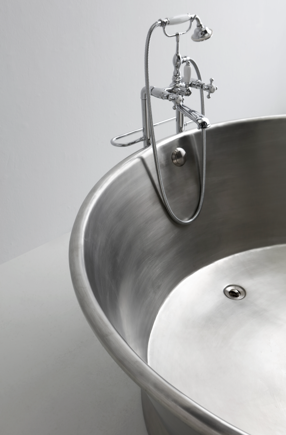 Ympyränmuotoinen harjattu kuparikylpyamme