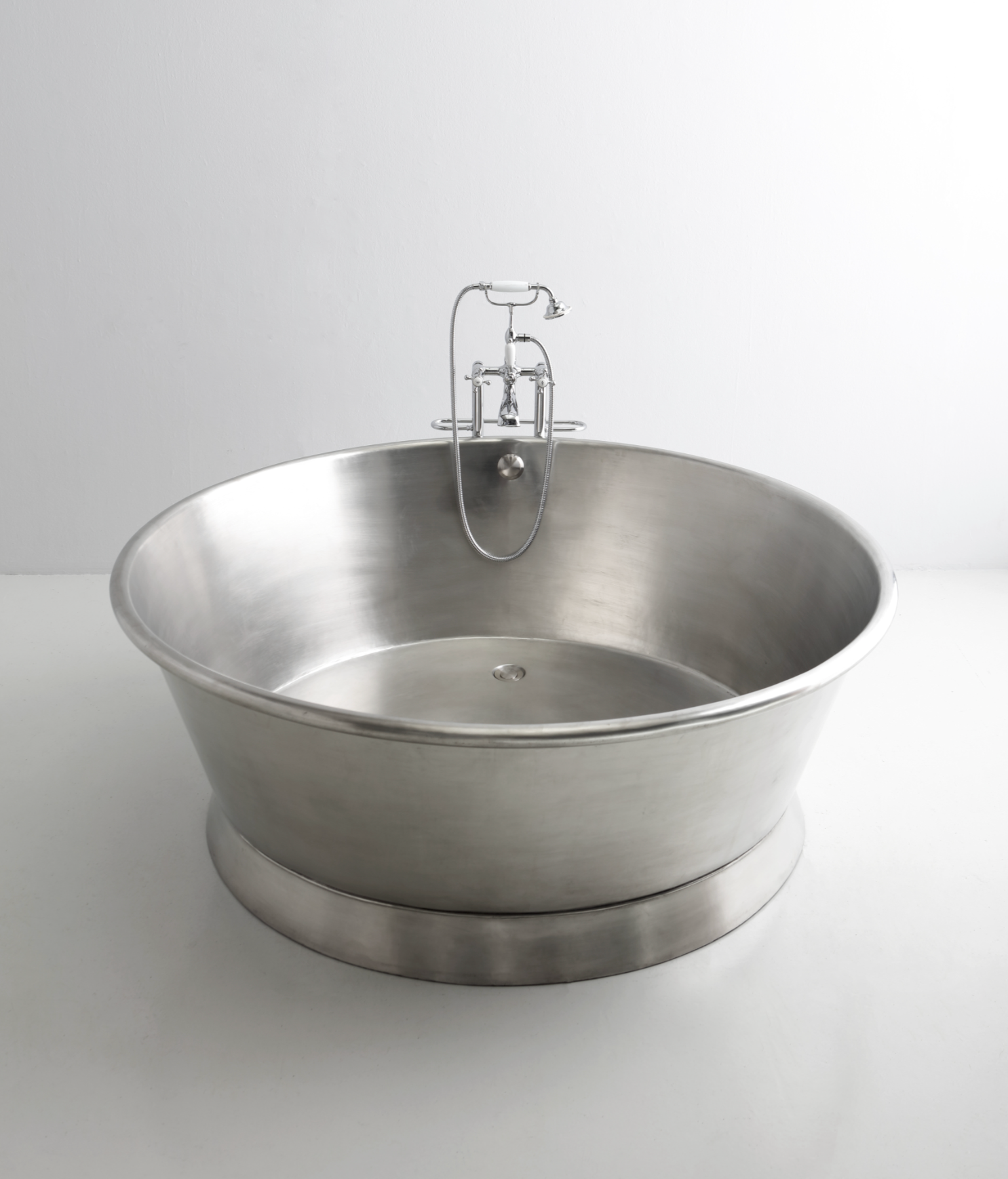 Ympyränmuotoinen harjattu kuparikylpyamme