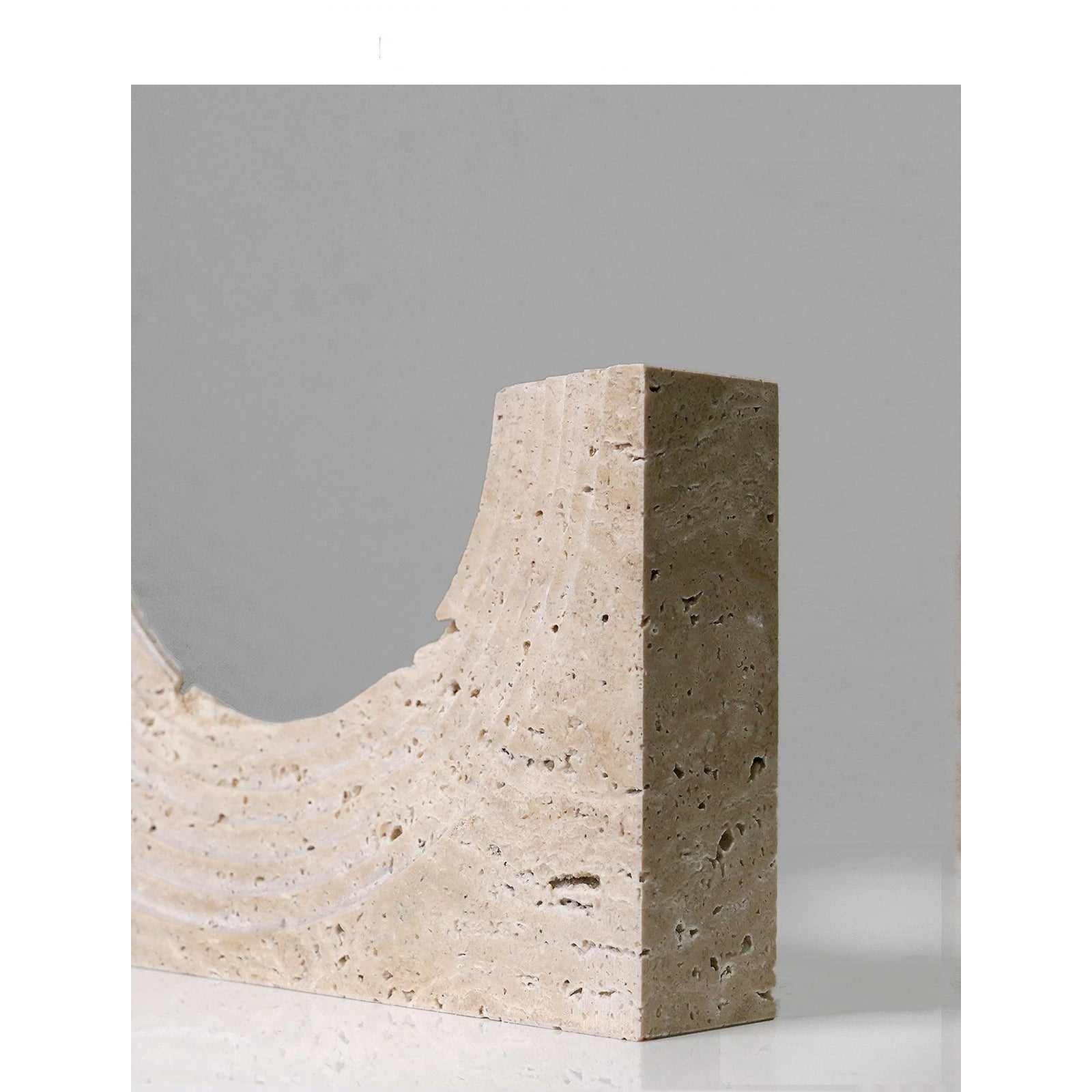 Travertiinista veistetty kuviointi geometrisia koristeita