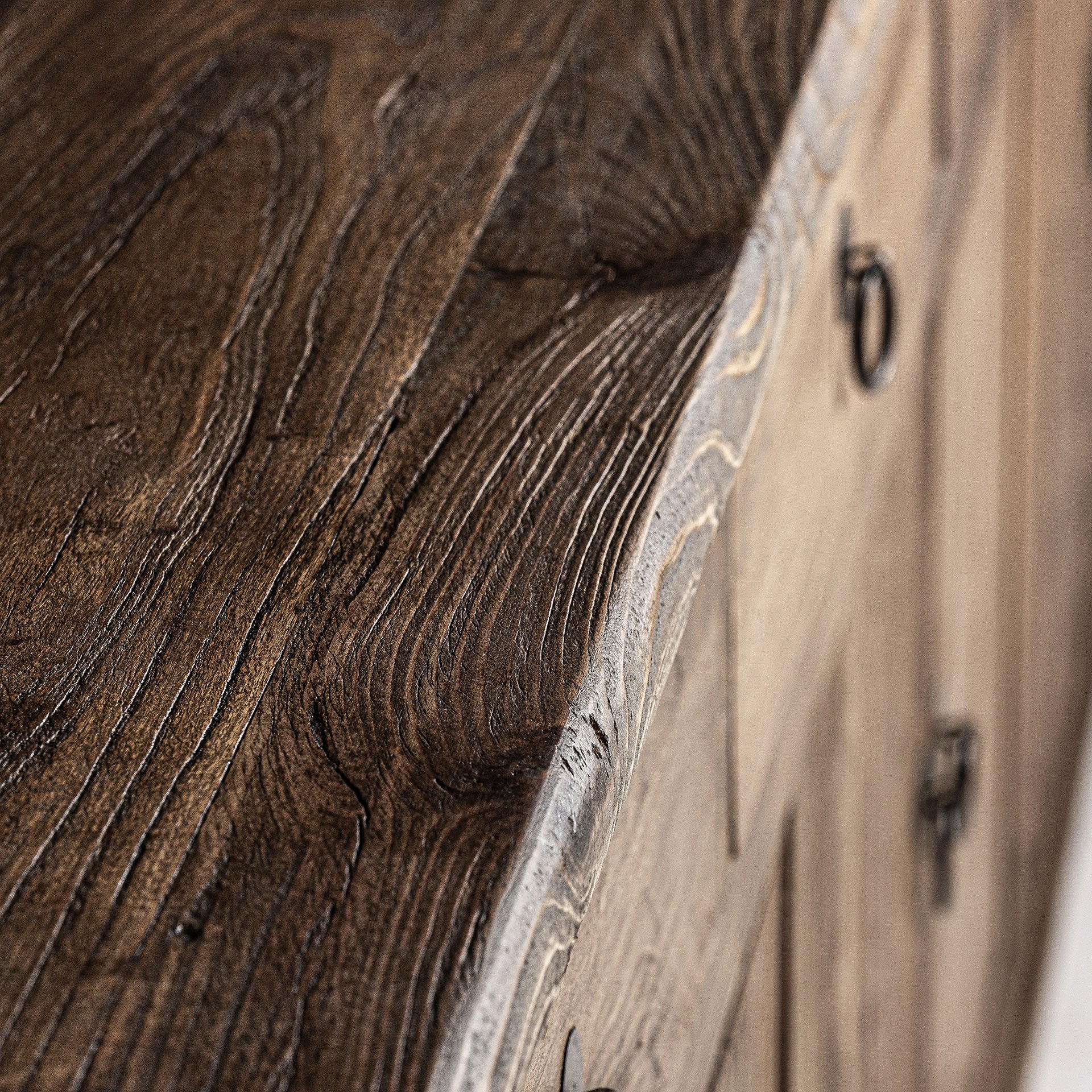 Ellison Elm -puusta valmistettu senkki - luonnonruskea säilytyskaappi